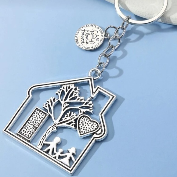 A Family’s Love is Forever Charm Keychain Silver Plated Hollow Out House Gift - Picture 1 of 6